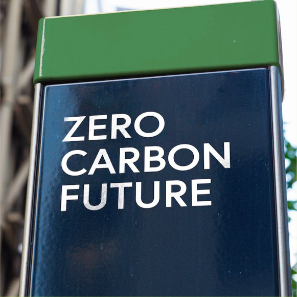 Letrero de cero emisiones simbolizando la reducción de emisiones de carbono