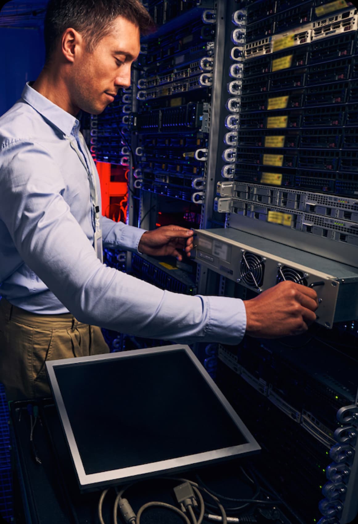 Ingeniero de OrbenTech analizando sistemas en un green data center