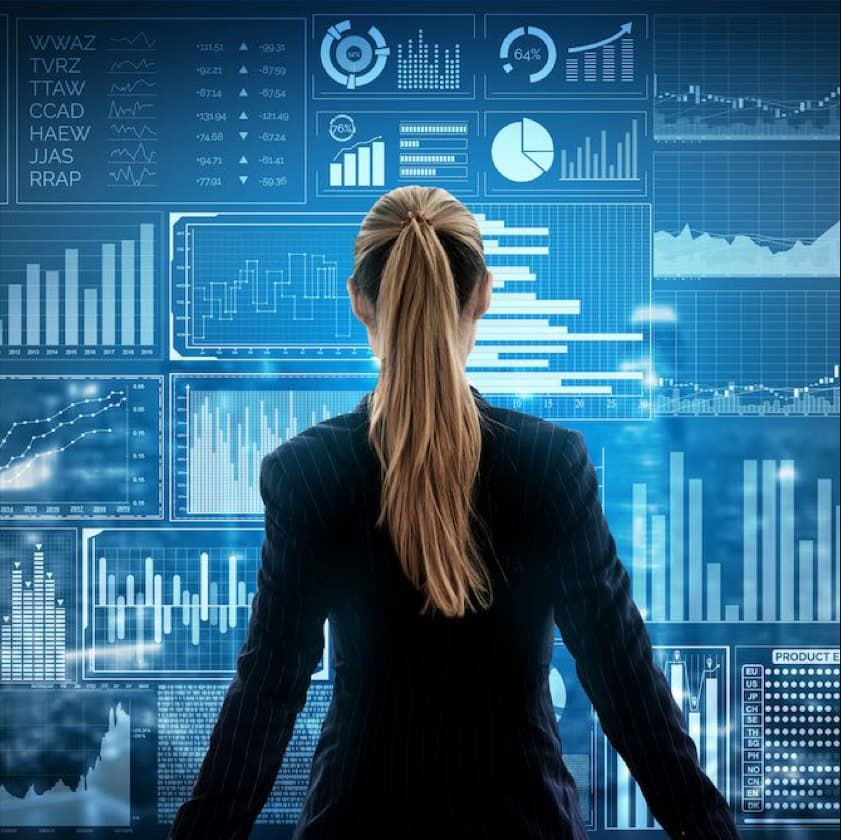 Mujer viendo paneles de datos inteligentes